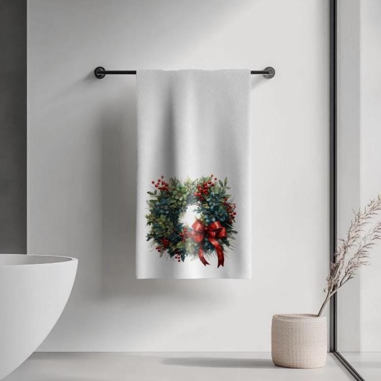 Holiday Wreath Bath Towel: Plush Polyester & Cotton Terry, Elegant Bathroom Decor